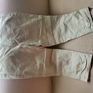 Cream capri pants.